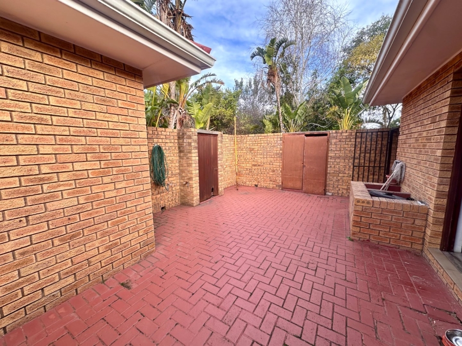 4 Bedroom Property for Sale in Glen Barrie Western Cape